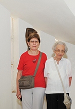 מימין: בלה אייזנשר ובתה אינס